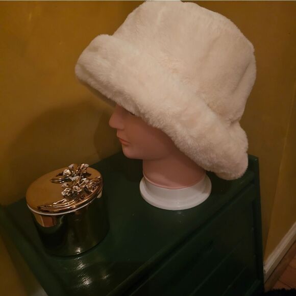 WHITE FAUX FUR CLOCHE HAT